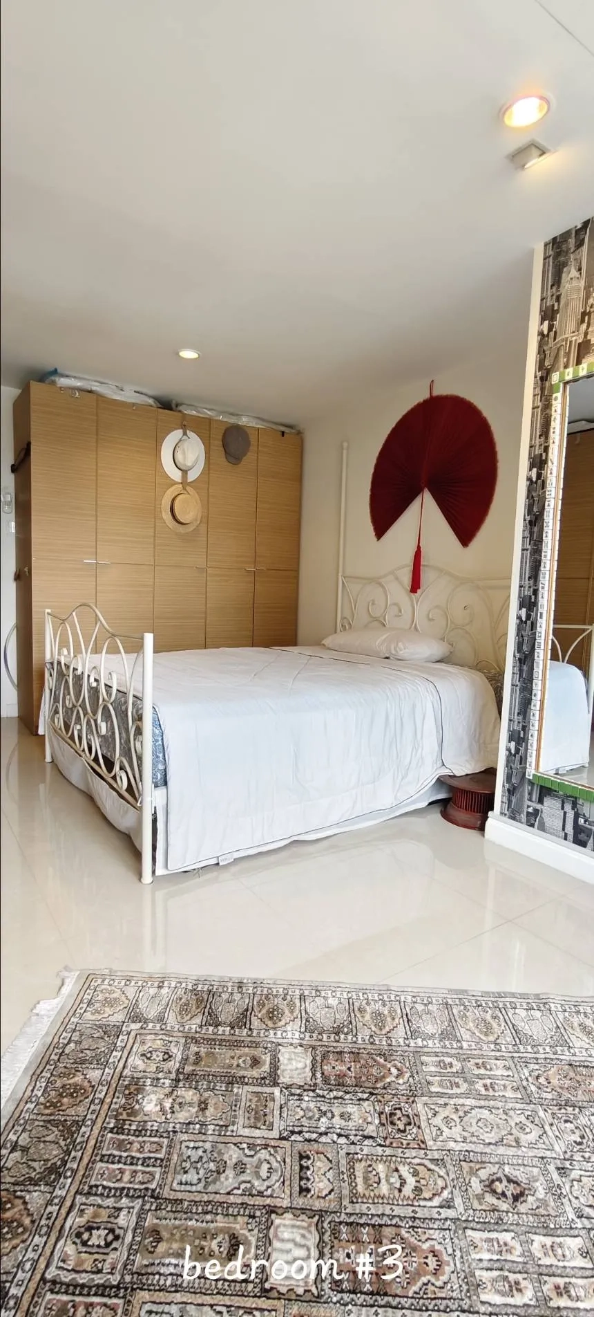 คอนโด for rent in Watthana, Bangkok - ห้องนอนที่สามเห็นเตียง ตู้เสื้อผ้า และของตกแต่งผนัง