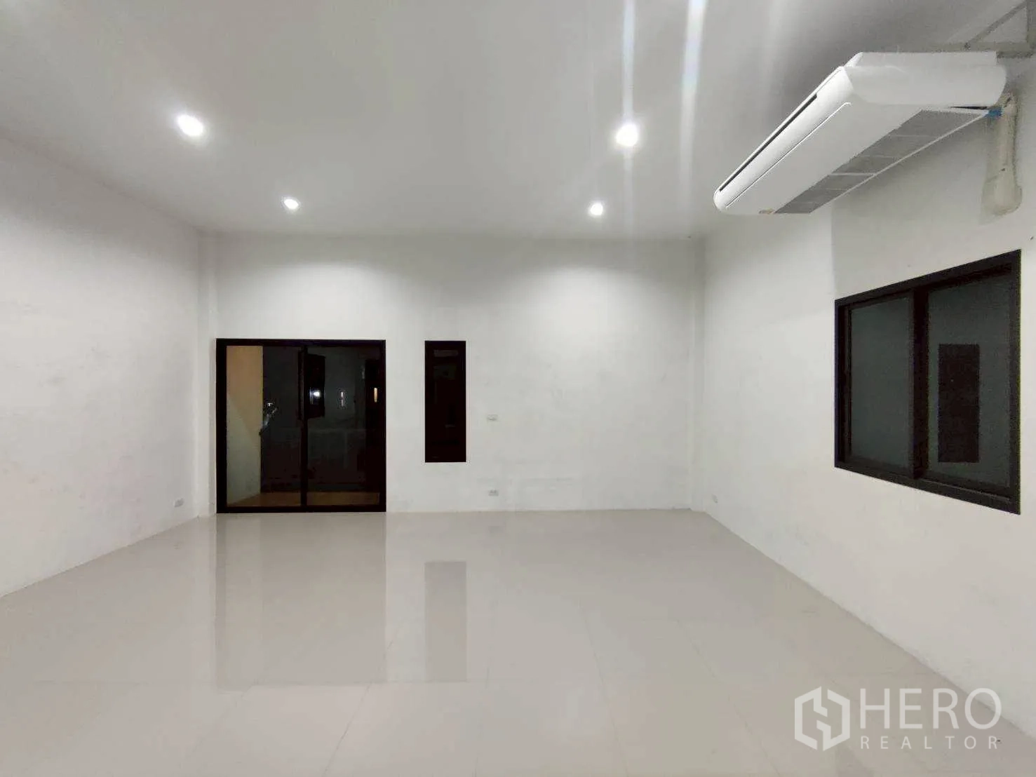 货栈 for rent in Lam Luk Ka, Pathum Thani - 办公室空间设有推拉玻璃门与亮面地砖。