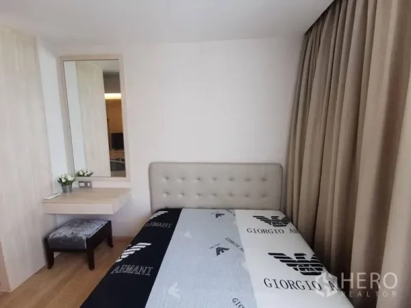 คอนโด ให้เช่าหรือขายในWatthana, Bangkok - ห้องนอนอบอุ่น เตียงหัวบุ โต๊ะเครื่องแป้ง และผ้าม่านยาวโทนอบอุ่น