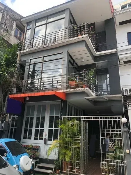 พื้นที่ขายปลีก ให้เช่าในKhlong Toei, Bangkok - อาคารพาณิชย์ 3 ชั้น หน้ากระจก ระเบียง และประตูรั้ว ใกล้บีทีเอสพระโขนง