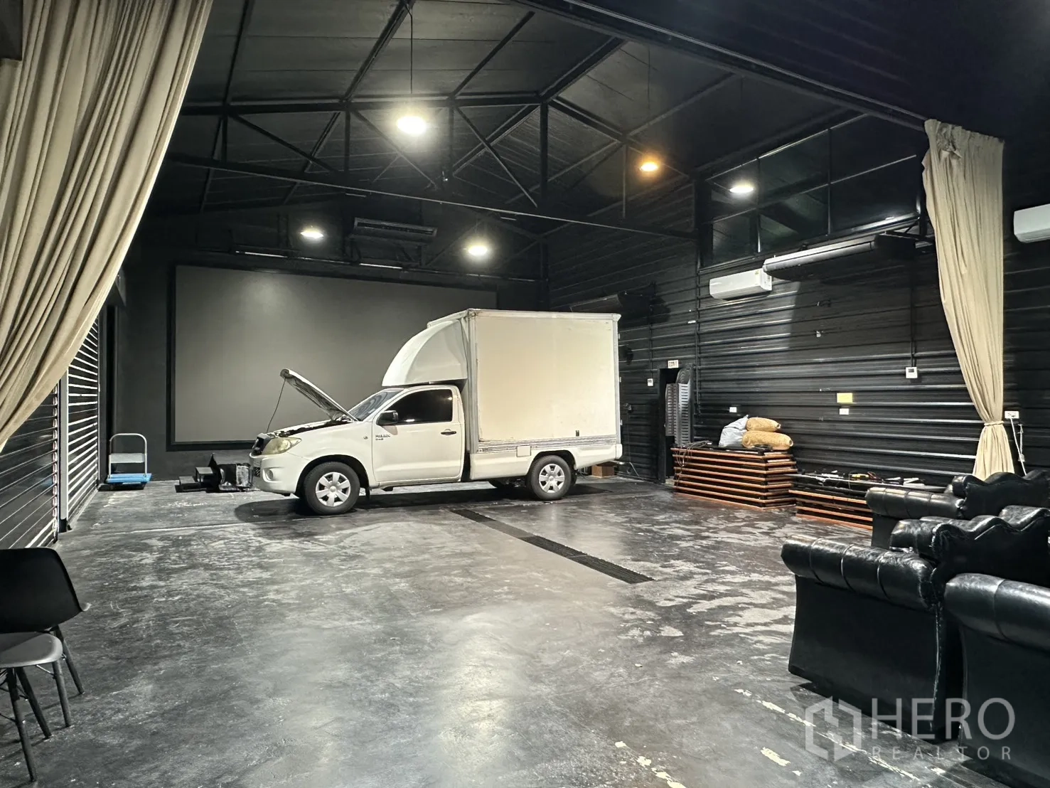 โกดัง for rent in Phra Khanong, Bangkok - โถงเก็บของขนาดใหญ่ มีรถบรรทุก ประตูม้วน และไฟเพดาน