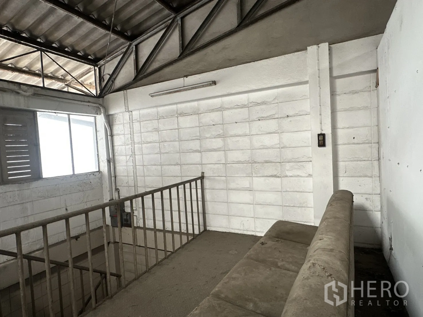 โกดัง for rent in Phra Khanong, Bangkok - พื้นที่ชั้นลอยภายในมีราวกันตกและหน้าต่าง