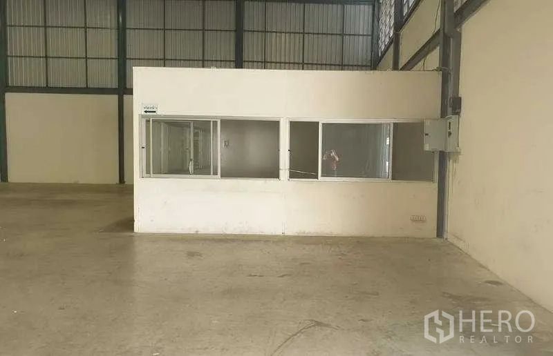 คลังสินค้า ให้เช่าในMueang Samut Prakan, Samut Prakan - ภายในโกดังมีห้องสำนักงานก่อสร้างพร้อมหน้าต่างบานเลื่อน