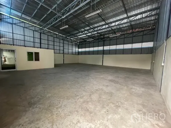 คลังสินค้า ให้เช่าในKhlong Luang, Pathum Thani - ภายในโกดังเพดานสูง โครงหลังคาเหล็ก พื้นคอนกรีตเรียบ