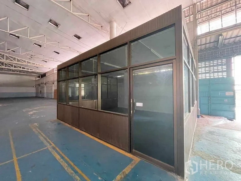 คลังสินค้า ให้เช่าในBangkok Yai, Bangkok - ออฟฟิศกระจกภายในโกดัง ติดประตูบานเลื่อนขนาดใหญ่สำหรับรถขนส่ง
