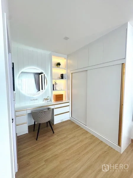 บ้าน ให้เช่า - มุมแต่งตัวสว่างพร้อมโต๊ะบิลท์อิน ชั้นวาง และตู้เสื้อผ้าบานเลื่อน