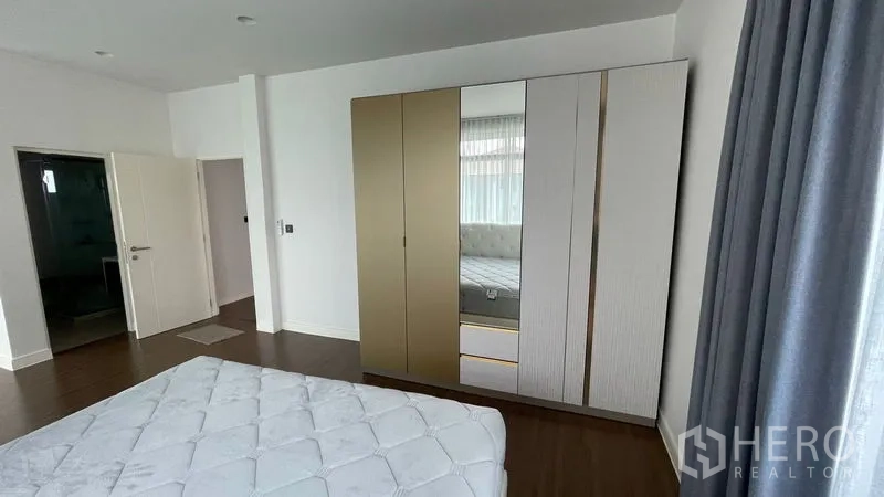 บ้าน ให้เช่าในBang Kapi, Bangkok - มุมห้องนอนใหญ่ พร้อมตู้เสื้อผ้า และทางเข้าห้องน้ำในตัว