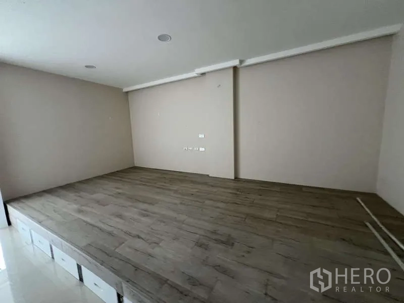 สำนักงานที่บ้าน ให้เช่าในSuan Luang, Bangkok - ภาพระยะใกล้ของแท่นยกระดับ พื้นไม้และจุดปลั๊กไฟใช้งานสะดวก