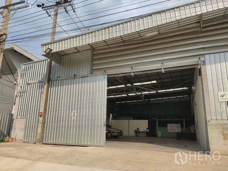 คลังสินค้า ให้เช่าในBueng Kum, Bangkok - ด้านหน้าคลังสินค้ามีประตูบานเลื่อนโลหก ขนาดใหญ่ ทางเข้ากว้างสำหรับรถยนต์และรถบรรทุก