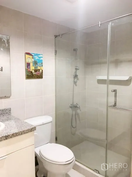 คอนโด ให้เช่าหรือขายในKhlong Toei, Bangkok - ห้องน้ำที่สองพร้อมห้องอาบน้ำกระจกและอ่างล้างหน้า