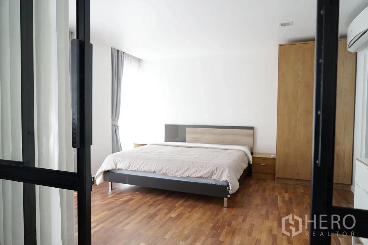 คอนโด ให้เช่าในWatthana, Bangkok - ห้องนอนกว้าง เตียงใหญ่ ตู้เสื้อไม้ และแสงธรรมชาติจากหน้าต่างมุมห้อง