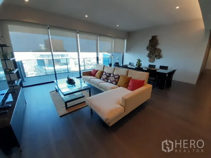 คอนโด ให้เช่าในWatthana, Bangkok - ห้องนั่งเล่นและทานอาหารสว่างโล่ง กระจกเต็มบาน วิวเมือง พร้อมโซฟา L-Shape