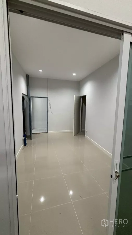 คลังสินค้า ให้เช่าหรือขายในKhlong San, Bangkok - มุมมองยาวของออฟฟิศสว่าง พื้นกระเบื้องและประตูกระจก