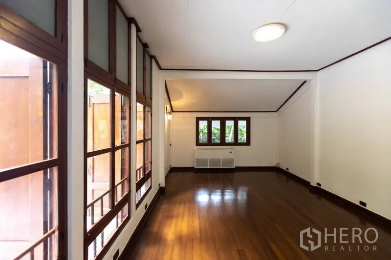 Detached House for rent in Pathum Wan, Bangkok - Emerald-tiled private pool with poolside terrace surrounded by tropical plants.