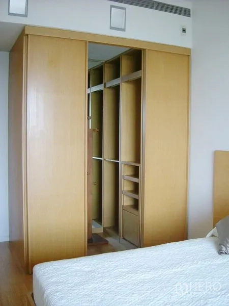 คอนโด ให้เช่าในSathon, Bangkok - ห้องนอนพร้อมตู้เสื้อผ้าบิลท์อินไม้ บานเลื่อนและชั้นเก็บของ