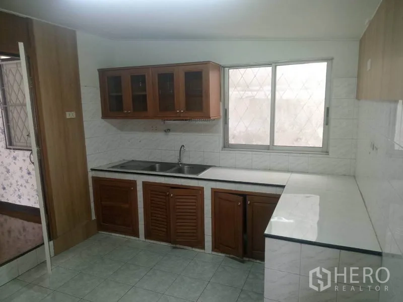 บ้าน ให้เช่าในSathon, Bangkok - ห้องครัวสว่าง เคาน์เตอร์รูปตัวแอล อ่างล้างจานคู่ และตู้ไม้