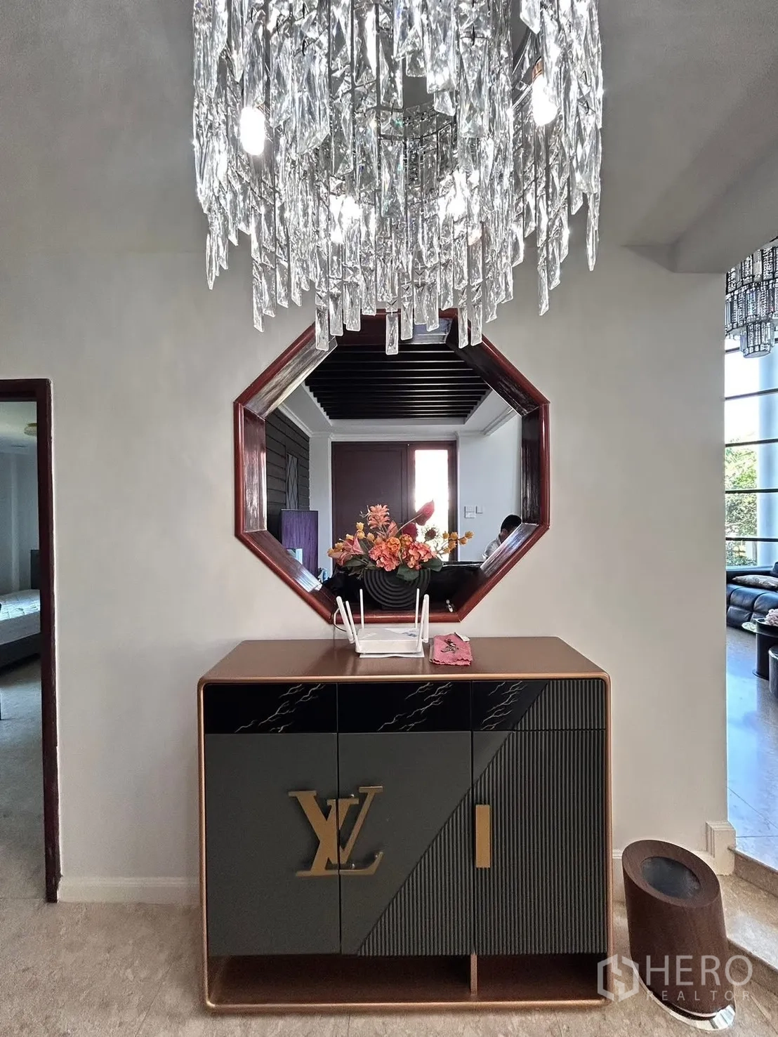 บ้าน ให้เช่าในLat Krabang, Bangkok - โถงทางเข้าพร้อมกระจกแปดเหลี่ยม ตู้คอนโซล และโคมระย้าแวววาว