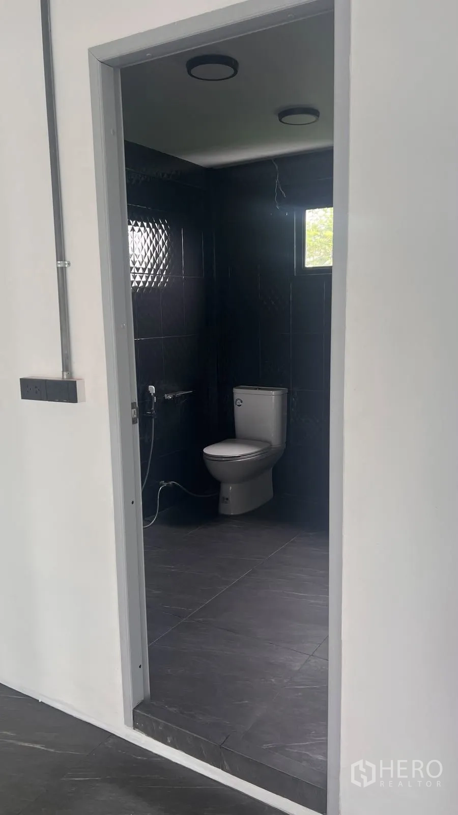 โฮมออฟฟิศ for rent or sale in Phra Khanong, Bangkok - ห้องน้ำขนาดกะทัดรัดกระเบื้องสีเข้มมีหน้าต่างเล็ก.