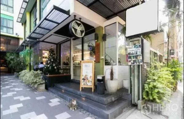 店屋 出租在Bang Rak, Bangkok - 玻璃门店外立面，带雨棚与招牌位，邦拉区人行通道旁的商铺。