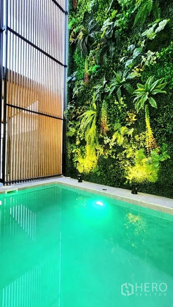 บ้าน ขายในKhlong Toei, Bangkok - สวนแนวตั้งข้างสระส่วนตัว แสงไฟส่องเน้นต้นไม้