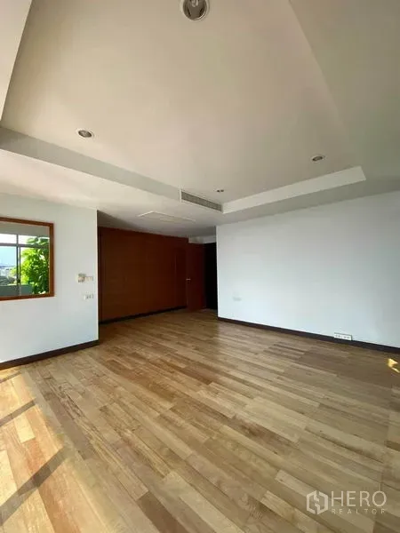 สำนักงานที่บ้าน ให้เช่าในBangkok Noi, Bangkok - ห้องมุมรับแสงธรรมชาติ พื้นไม้สีอ่อน พร้อมตู้เก็บของผนัง