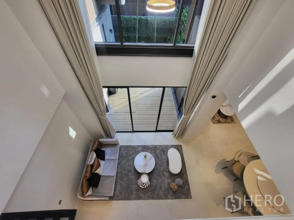 บ้าน ให้เช่าในWang Thonglang, Bangkok - มุมมองจากชั้นบนลงสู่พื้นที่รับแขกแบบดับเบิลวอลุ่มและเทอเรซ