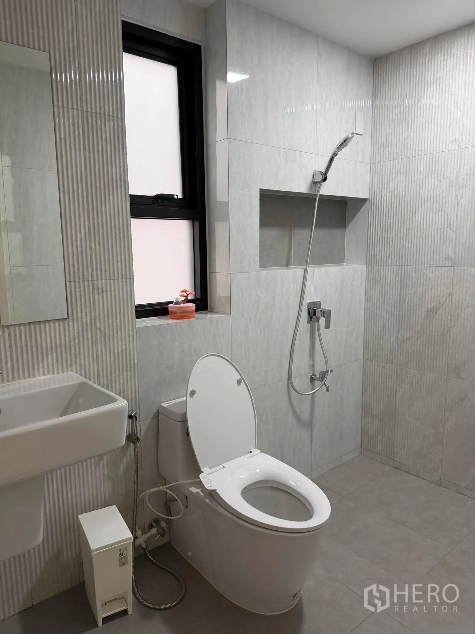 โฮมออฟฟิศ for rent in Phra Khanong, Bangkok - ห้องน้ำมีหน้าต่าง ฝักบัวสายอ่อน และอ่างล้างหน้า