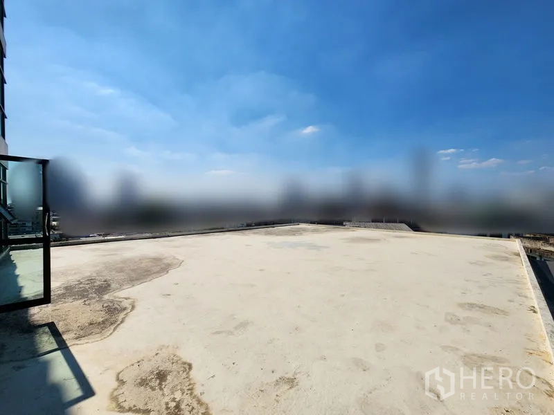 พื้นที่ขายปลีก ให้เช่าในBang Rak, Bangkok - ดาดฟ้ากว้างเปิดโล่ง มองฟ้าและทิวทัศน์เมือง