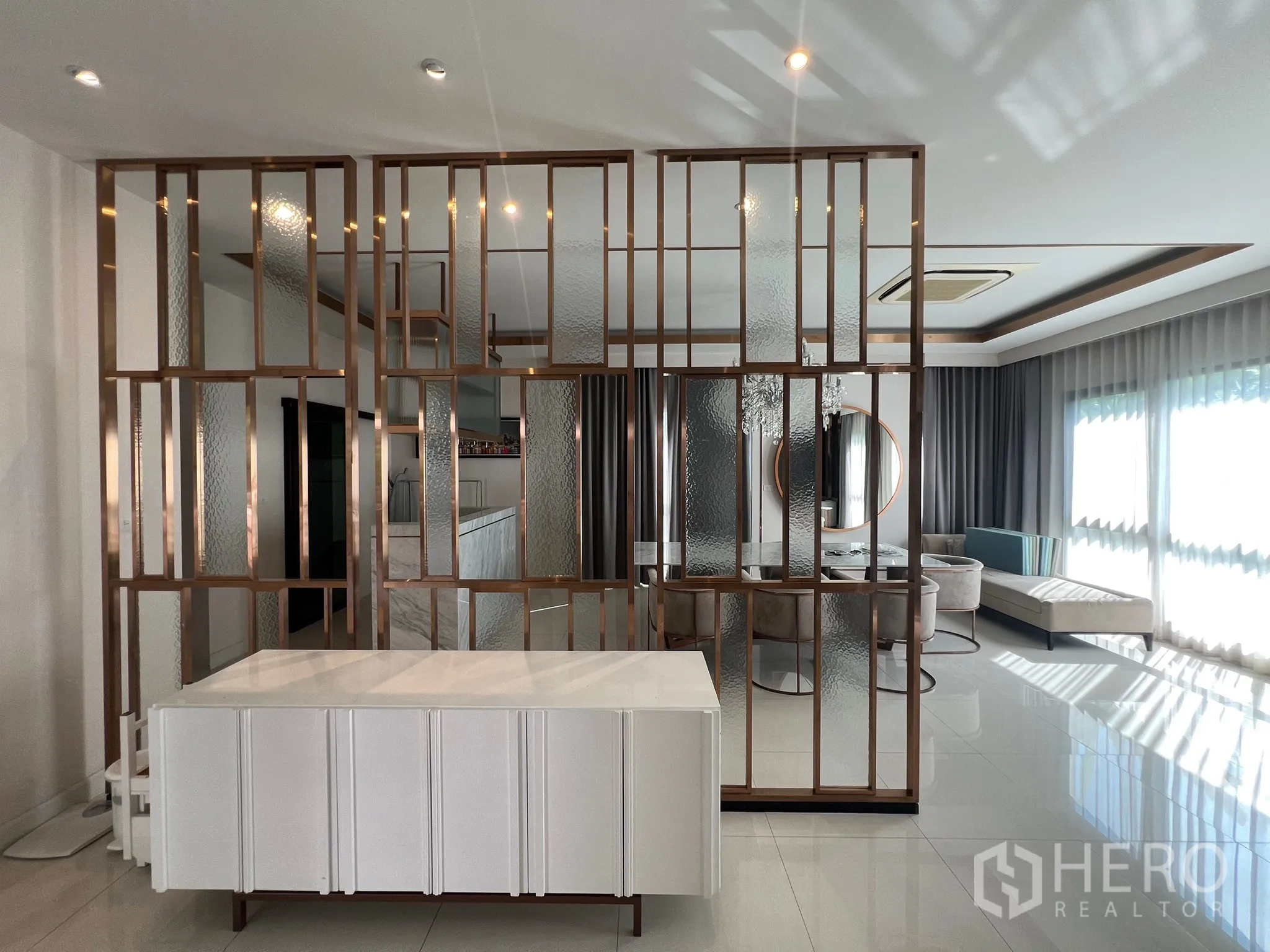 บ้าน ให้เช่าหรือขายในPrawet, Bangkok - ฉากกั้นกระจกและโครงบรอนซ์ แบ่งสเปซรับแขกกับทานอาหาร