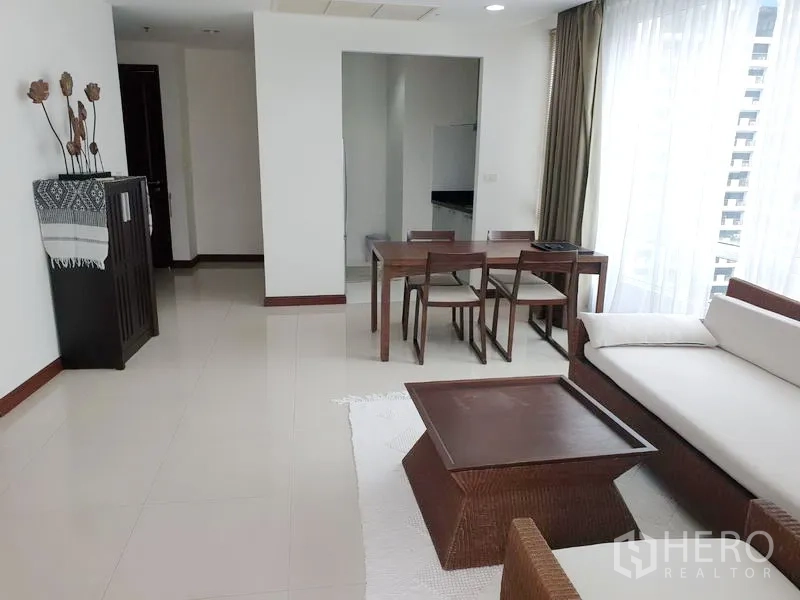 คอนโด ให้เช่าหรือขายในPathum Wan, Bangkok - โซนรับแขกและรับประทานอาหารแบบโอเพ่นแปลน เฟอร์นิเจอร์ไม้และทางเข้าครัวกะทัดรัด