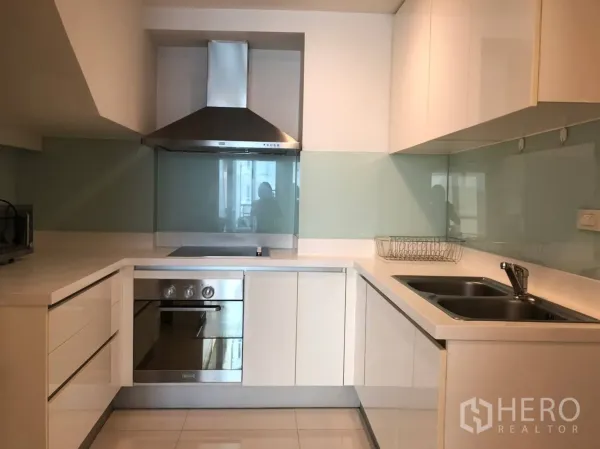 คอนโด ให้เช่าในPathum Wan, Bangkok - ครัวยูรูปแบบโมเดิร์น พร้อมเตาอบ เตาไฟฟ้า ฮูด และตู้เก็บของสีขาว
