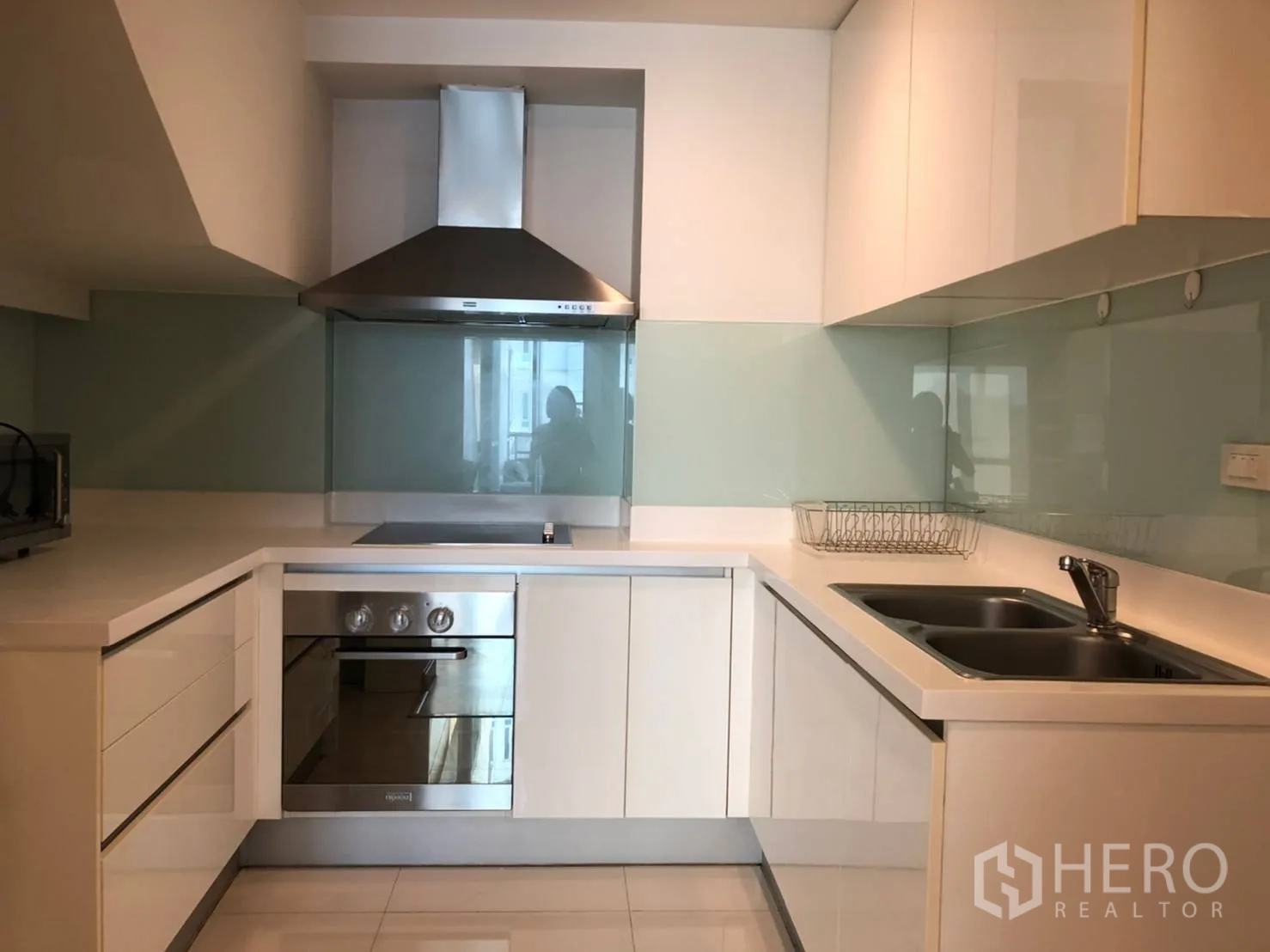 คอนโด ให้เช่าในPathum Wan, Bangkok - ครัวยูรูปแบบโมเดิร์น พร้อมเตาอบ เตาไฟฟ้า ฮูด และตู้เก็บของสีขาว