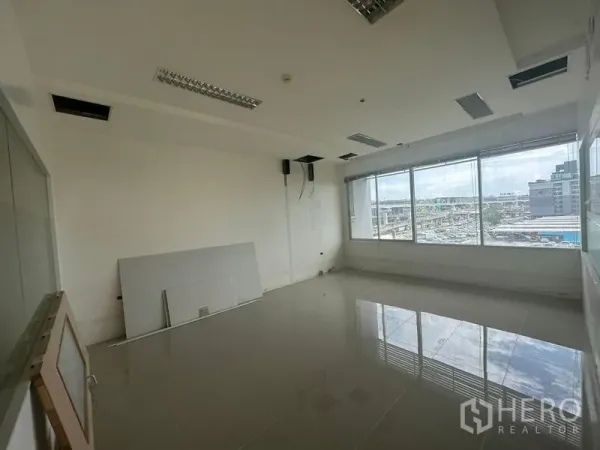 สำนักงาน ให้เช่าในPrawet, Bangkok - ห้องทำงานมุมอาคาร มีหน้าต่างบานใหญ่และวิวเมือง พร้อมตกแต่งต่อ