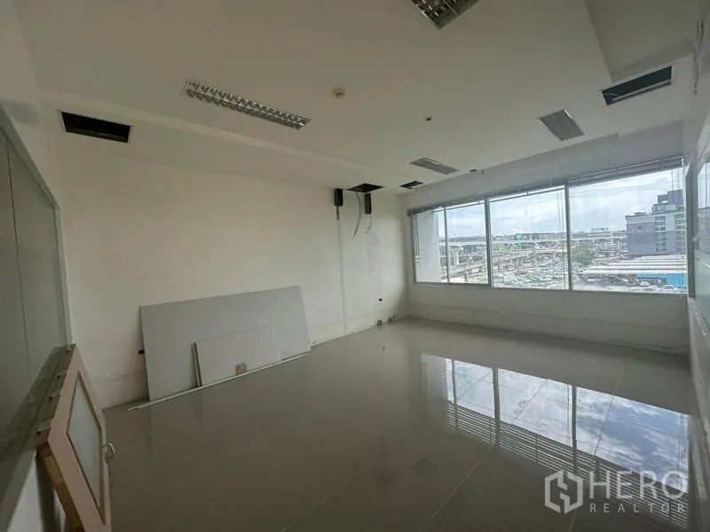 สำนักงาน ให้เช่าในPrawet, Bangkok - ห้องทำงานมุมอาคาร มีหน้าต่างบานใหญ่และวิวเมือง พร้อมตกแต่งต่อ