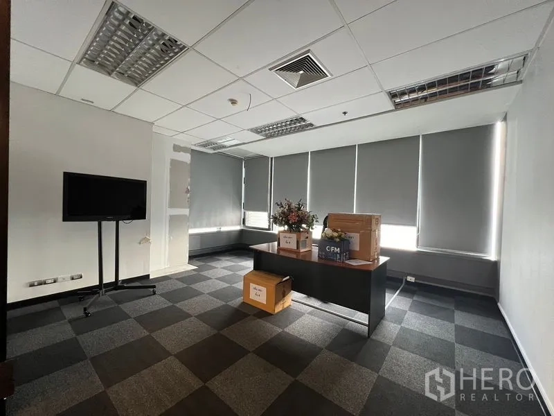 办公空间 出租在Huai Khwang, Bangkok - 私人办公室，办公桌、遮光卷帘与地毯砖。