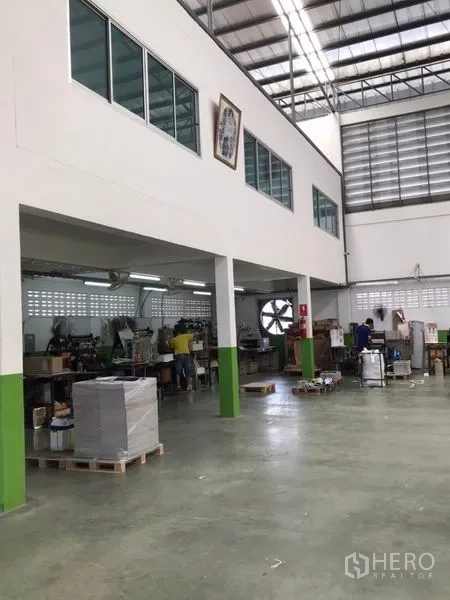 工厂 出售在Pak Kret, Nonthaburi - 生产区带夹层办公室与大窗，高架屋顶