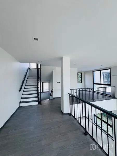 สำนักงานที่บ้าน ขายในBang Khen, Bangkok - ชั้นลอยเปิดโล่ง มองเห็นโถงกลาง พร้อมราวกันตกเหล็กและบันไดเชื่อม