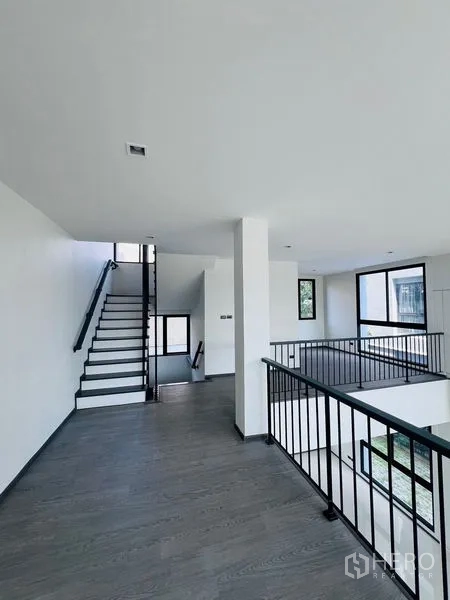 สำนักงานที่บ้าน ขายในBang Khen, Bangkok - ชั้นลอยเปิดโล่ง มองเห็นโถงกลาง พร้อมราวกันตกเหล็กและบันไดเชื่อม