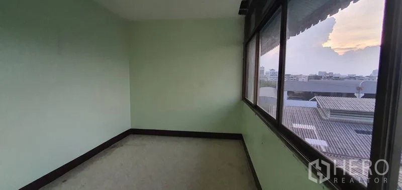 คลังสินค้า ให้เช่าในBang Kho Laem, Bangkok - ห้องหัวมุมมีหน้าต่างรอบด้าน มองเห็นวิวเมือง