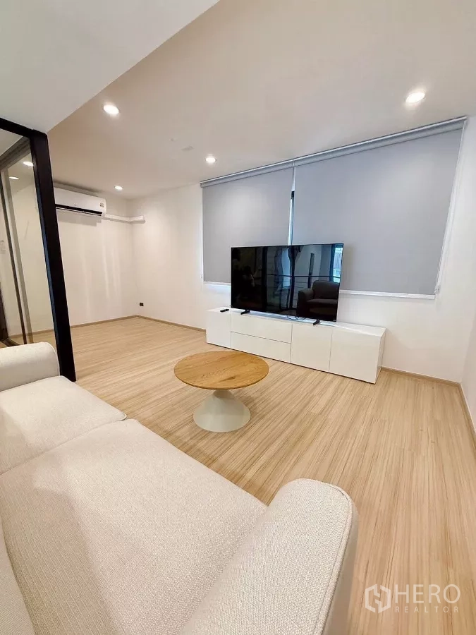 ทาวน์เฮาส์ ให้เช่าในSuan Luang, Bangkok - ห้องดูหนังพร้อมโซฟา ทีวีขนาดใหญ่ ม่านม้วน และไฟดาวน์ไลต์