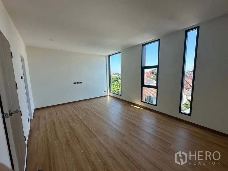 สำนักงานที่บ้าน ให้เช่าในWang Thonglang, Bangkok - ห้องนอนใหญ่หน้าต่างแนวตั้งสูง พื้นไม้