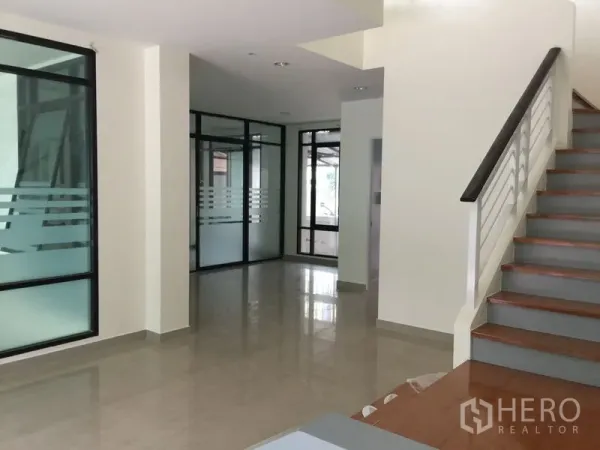 สำนักงาน ให้เช่าในBang Kho Laem, Bangkok - โถงชั้นล่างพร้อมบันไดและห้องกั้นกระจก