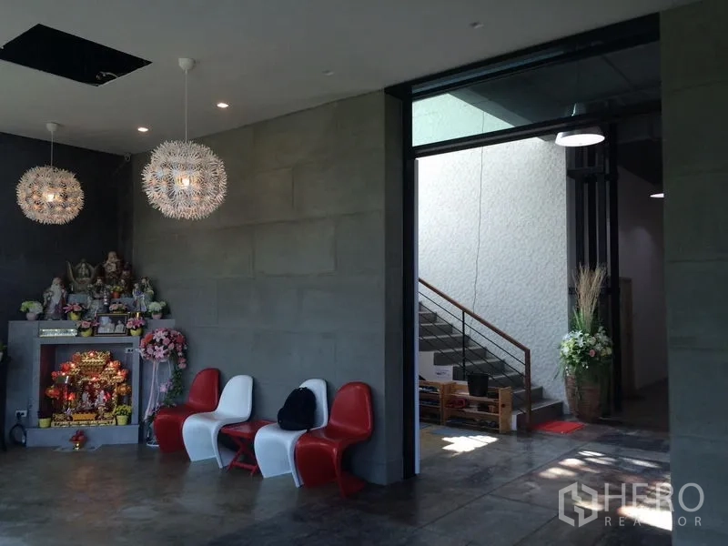 สำนักงานที่บ้าน ขาย - มุมที่นั่งรับรองเชื่อมทางขึ้นบันไดและทางเข้าเพดานสูงของอาคาร