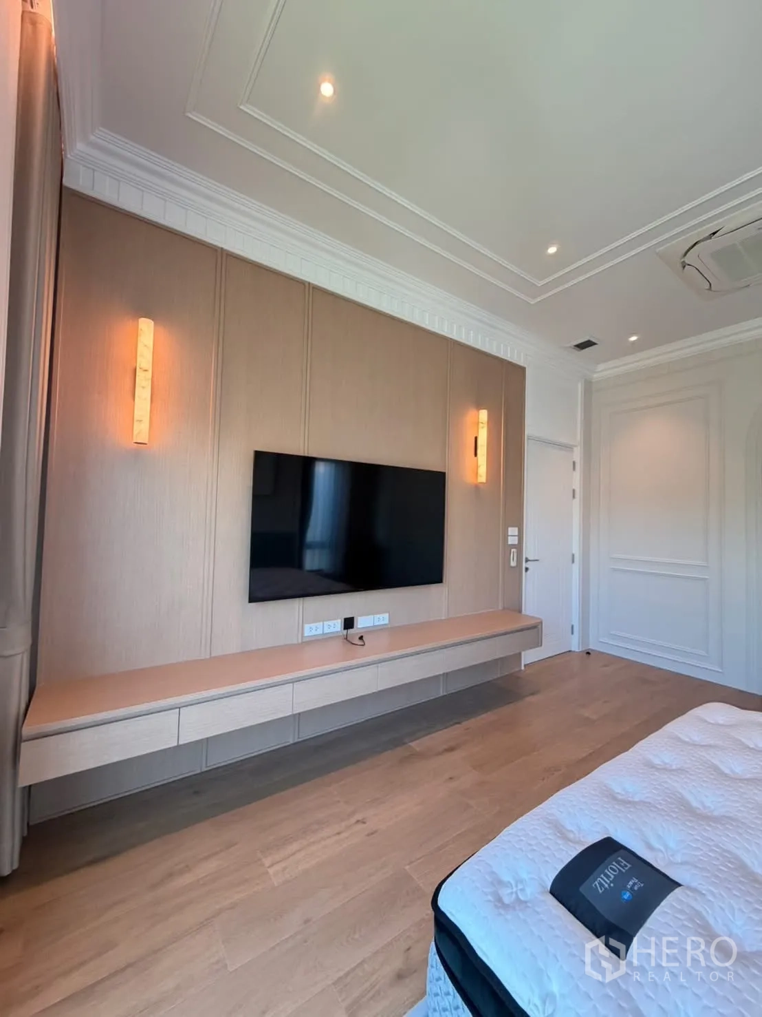 Detached House for rent in Saphan Sung, Bangkok - Spacious bedroom with wall-mounted TV, sconces, and ceiling cassette air conditioning.