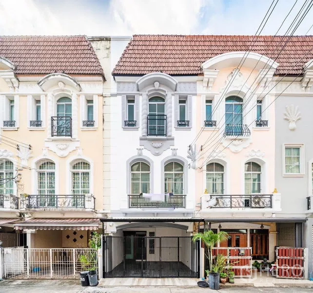 ทาวน์เฮาส์ ขาย - หน้าบ้านทาวน์โฮม 3 ชั้นสไตล์ยุโรป หน้าต่างโค้งและระเบียง