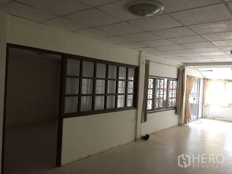 ทาวน์เฮาส์ ให้เช่าในKhlong Toei, Bangkok - พื้นที่ชั้นล่างแบบเปิดโล่ง มีเหล็กดัดและช่องหน้าต่างกั้นห้อง