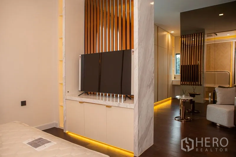 独立式住宅 出租或出售在Bangkok - 带大理石边框的定制隔断与一体化电视柜。