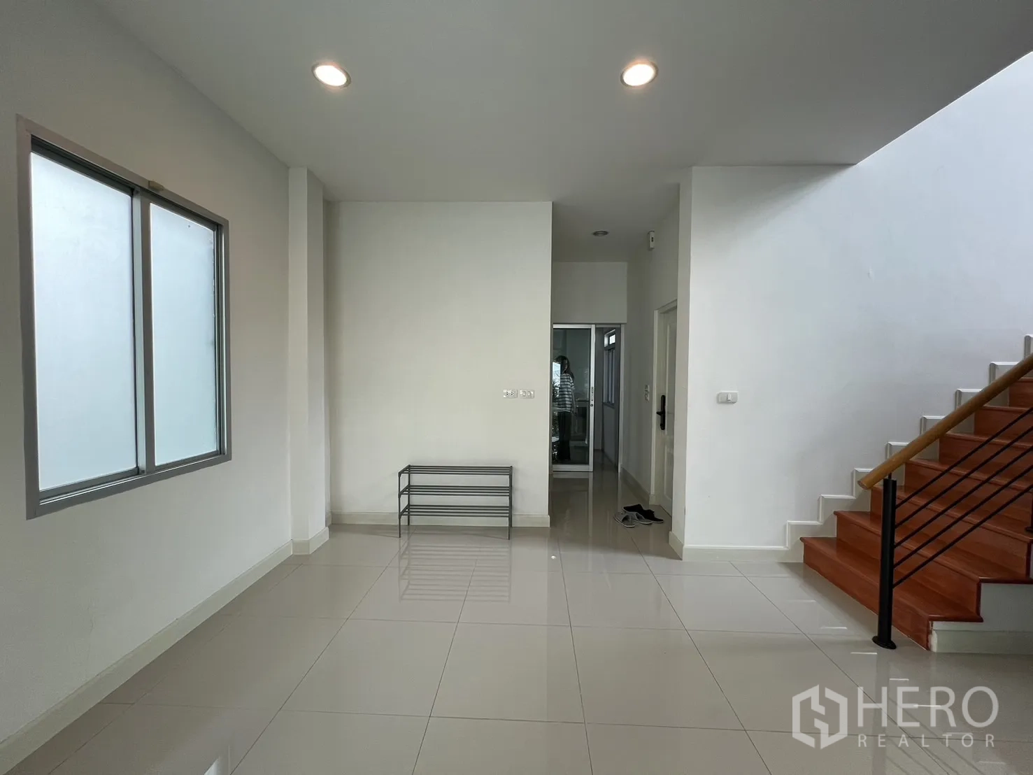 独立式住宅 出租在Saphan Sung, Bangkok - 走廊与楼梯，磨砂窗引入自然光