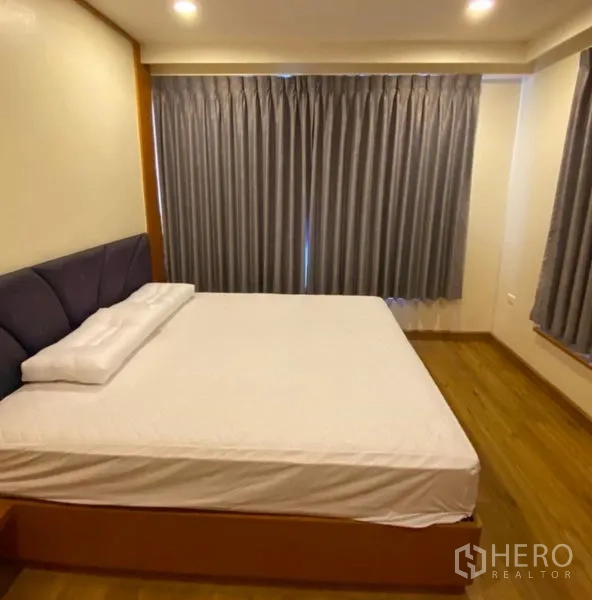 公寓 出租或出售在Sathon, Bangkok - 温馨卧室，软包床头、筒灯和遮光窗帘