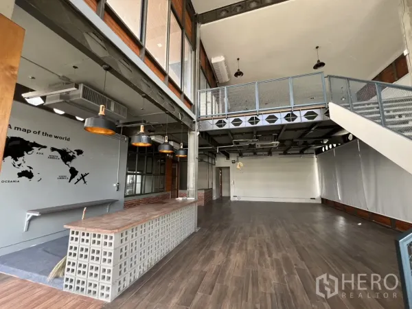 Home Office for rent in Mueang Nonthaburi, Nonthaburi - Large open-plan office with reception counter, tall windows and lofted area.